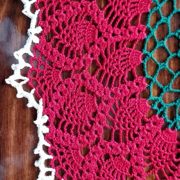 Vintage Style New Hand Crafted Pineapple Doily, Christmas colors 25 1/2" x 15" - Picture 6 of 6